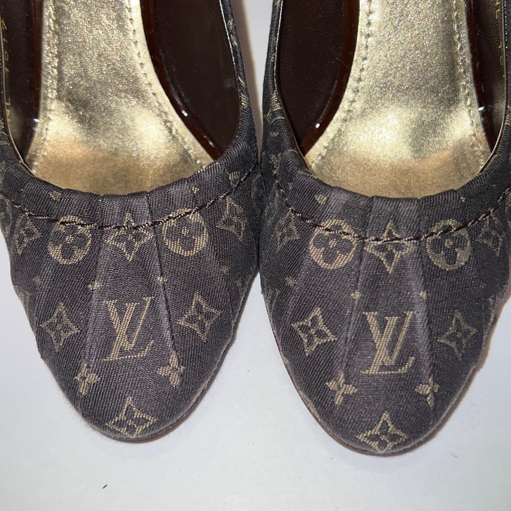RARE!! Louis Vuitton almond for heels 35.5